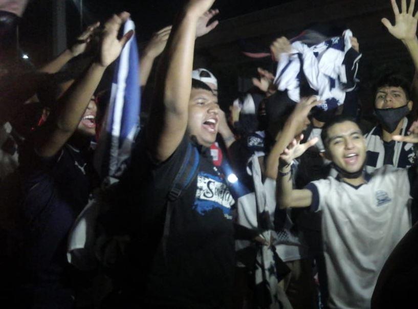 Pese a covid-19, aficionados de Rayados realizan caravana. Foto: Miranda Arias.