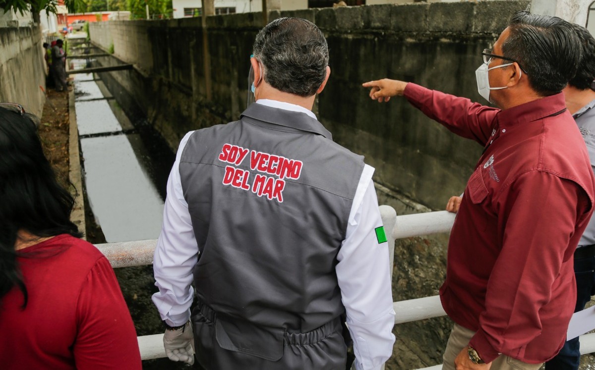 Adrián Oseguera supervisa trabajos en dren pluvial. (Cortesía)