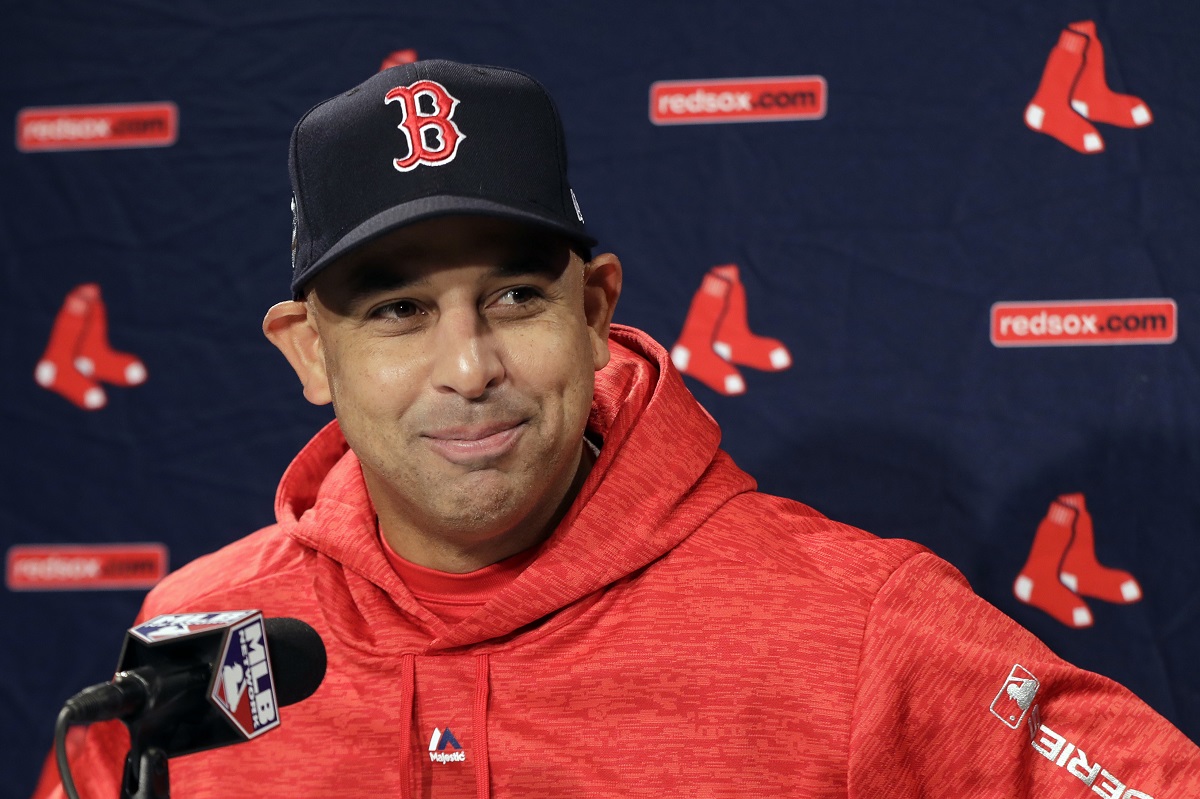 Alex Cora podría volver con los Medias Rojas de Boston (AP)