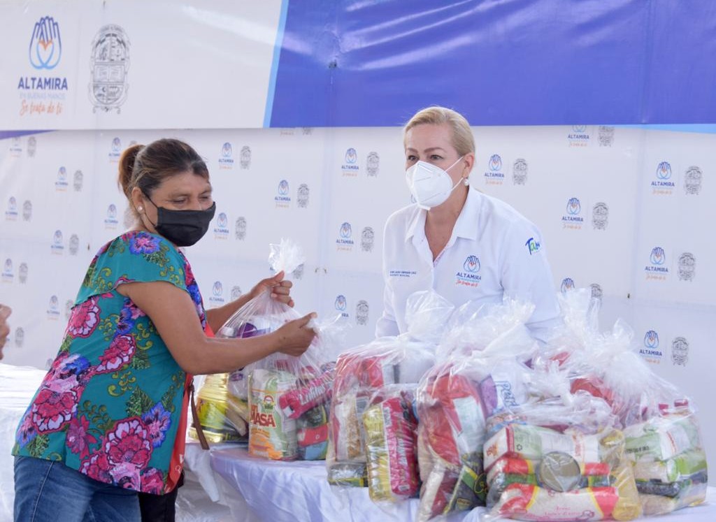 Alma Laura Amparán entrega despensas a madres solteras en Altamira. (Cortesía)