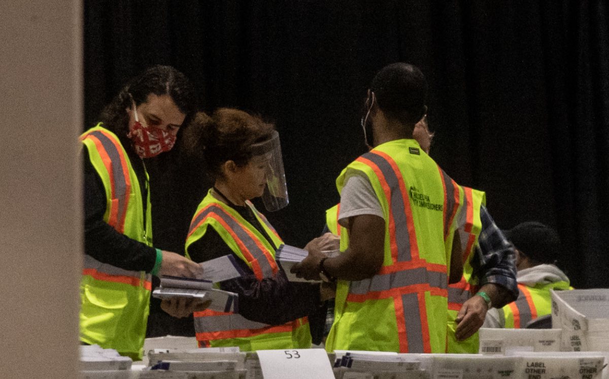 Centro de recuento de votos en Filadelfia, Pensilvania. (AFP)