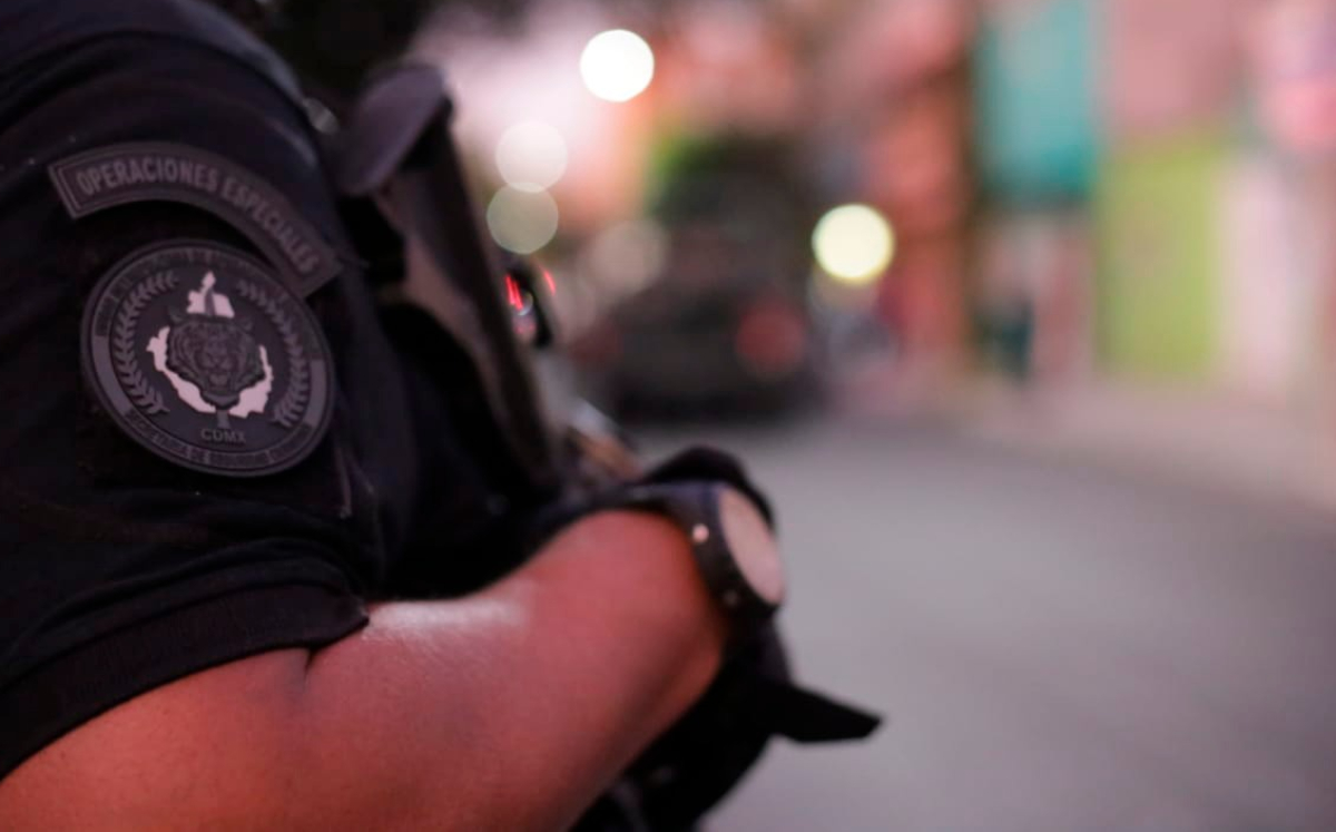 Luego de cumplimentar las órdenes de cateo, los policías encontraron paquetes de droga y dinero. (SSC CdMx)