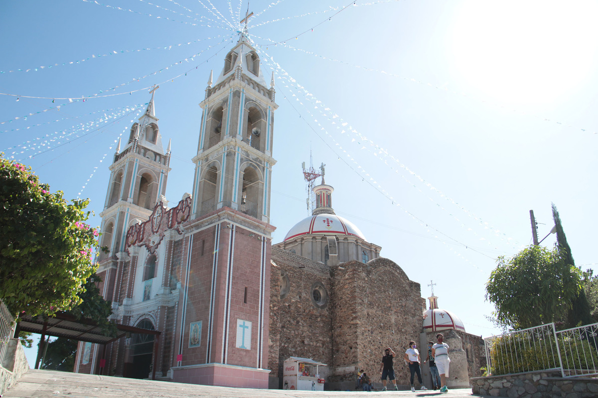 Fachada de la Parroquia del Calvario en Acatlán de Osorio. (Agencia Enfoque)