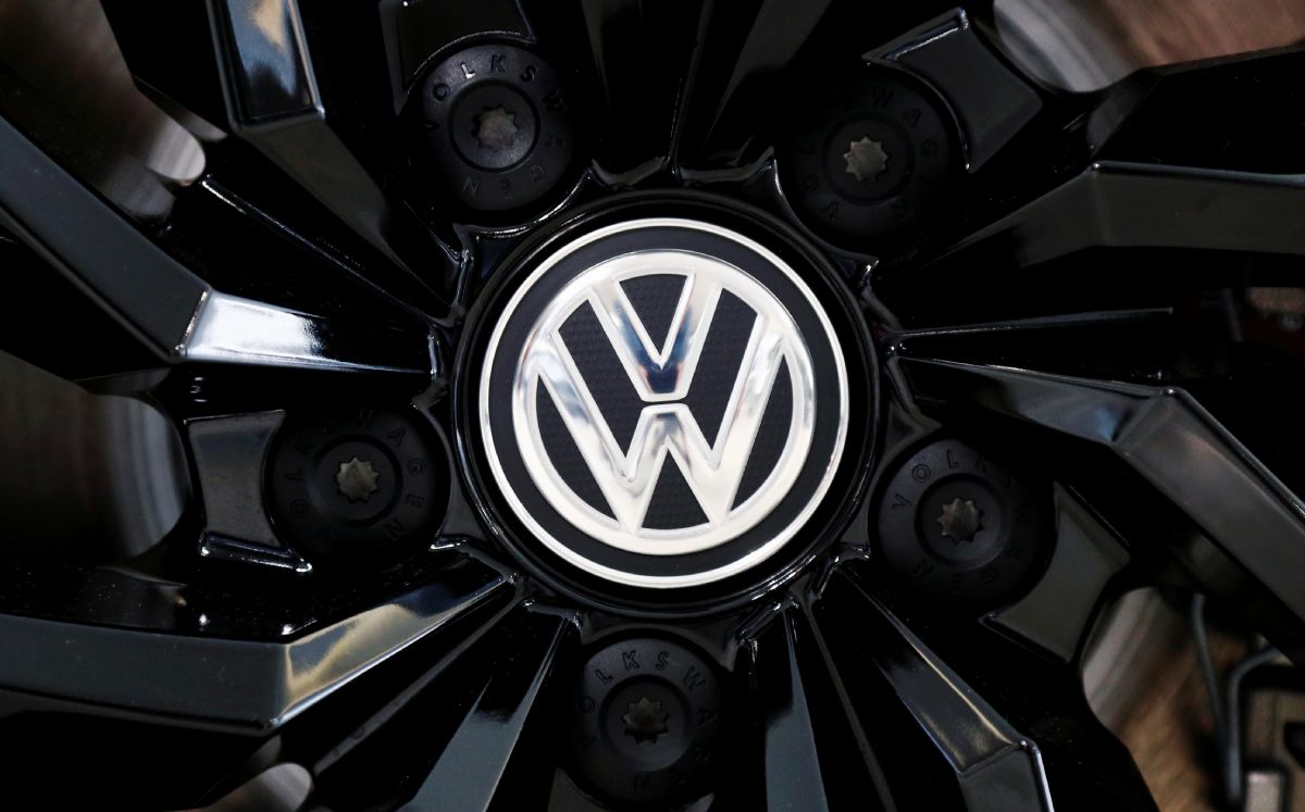 El logotipo del fabricante de automóviles alemán Volkswagen se ve en una tapa de llanta. Foto: (Reuters)