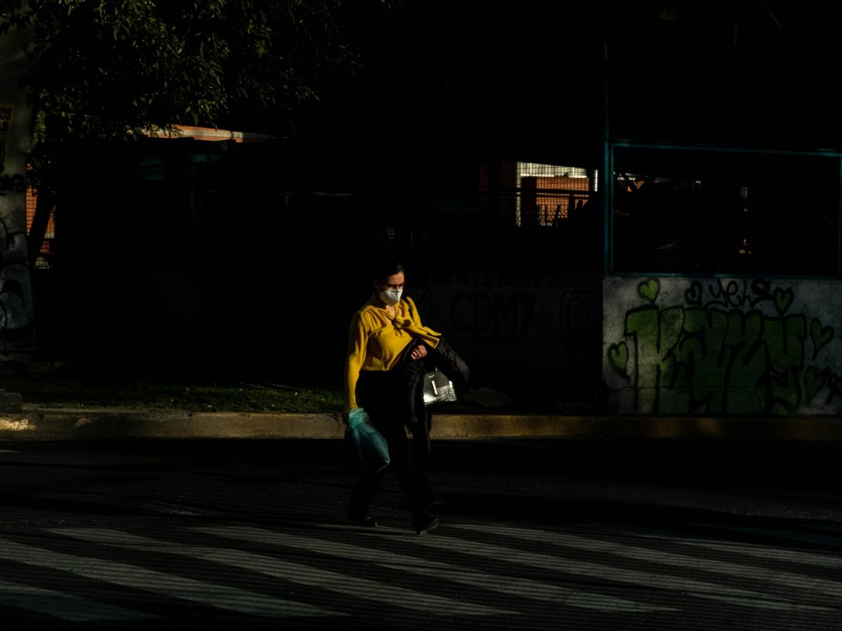 Una mujer camina por calles de la Ciudad de México / Octavio Hoyos