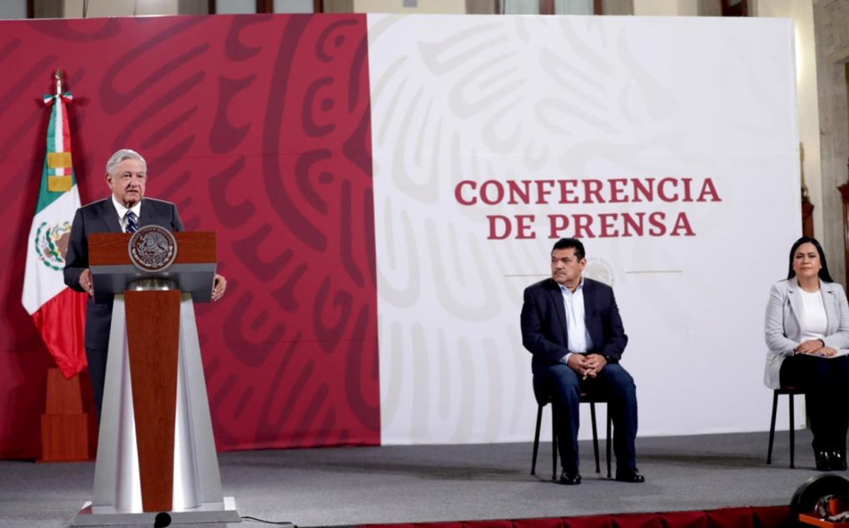 El Presidente y el secretario de Bienestar durante la conferencia matutina de hoy. (Cortesía)