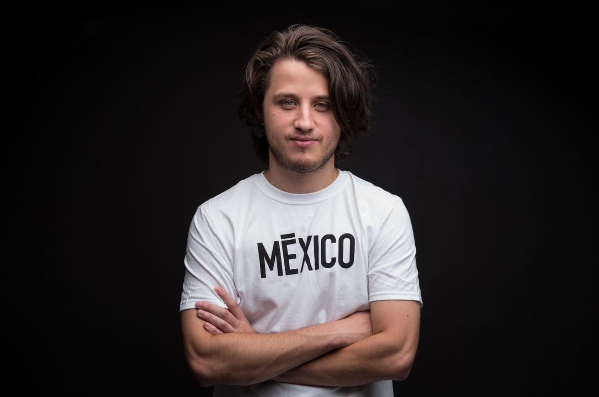 Roberto Martínez, productor de podcast ''Creativo'' y ''Cosas'', mismos que están dentro de los 10 más buscados en México. (Especial)