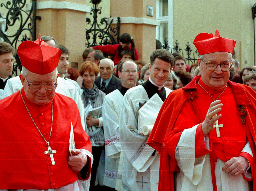 El sacerdote Henryk Gulbinowicz (izq.) fue nombrado cardenal durante el papado de Juan Pablo II. (AP / Archivo)