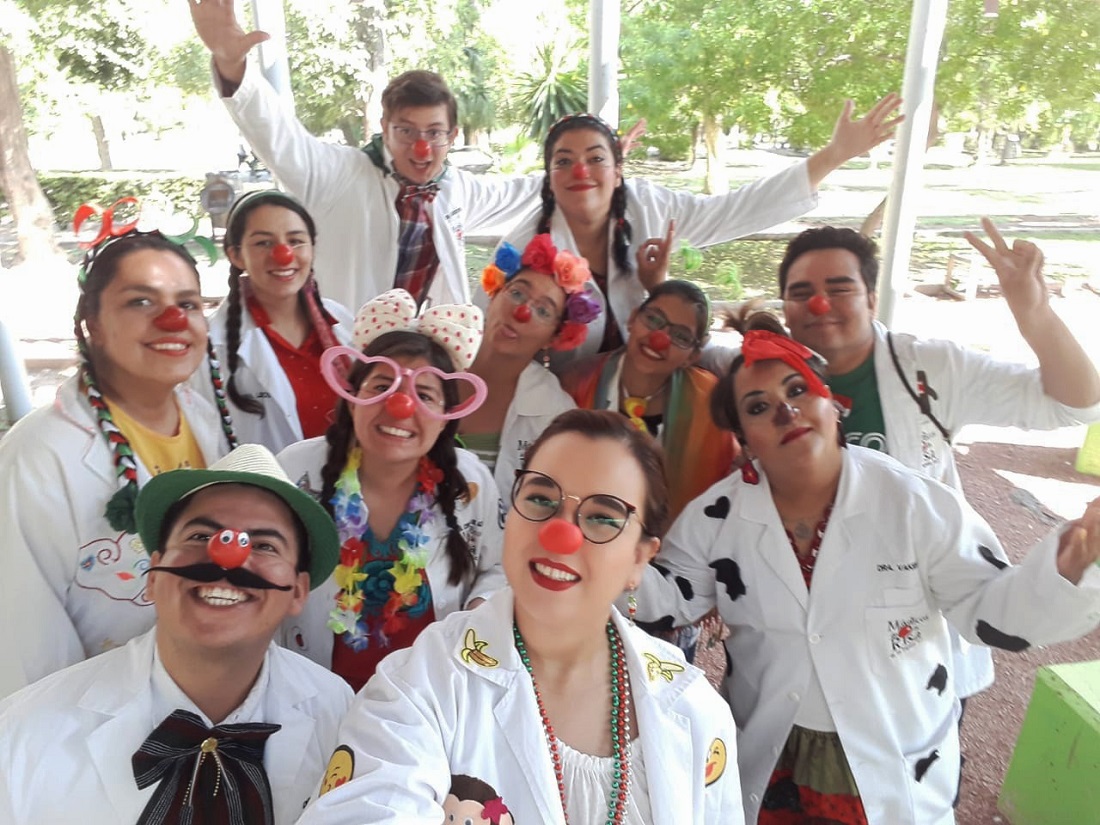 Debido a que las visitas a hospitales fueron canceladas, decidieron continuar con labor desde las redes sociales. (Cortesía)