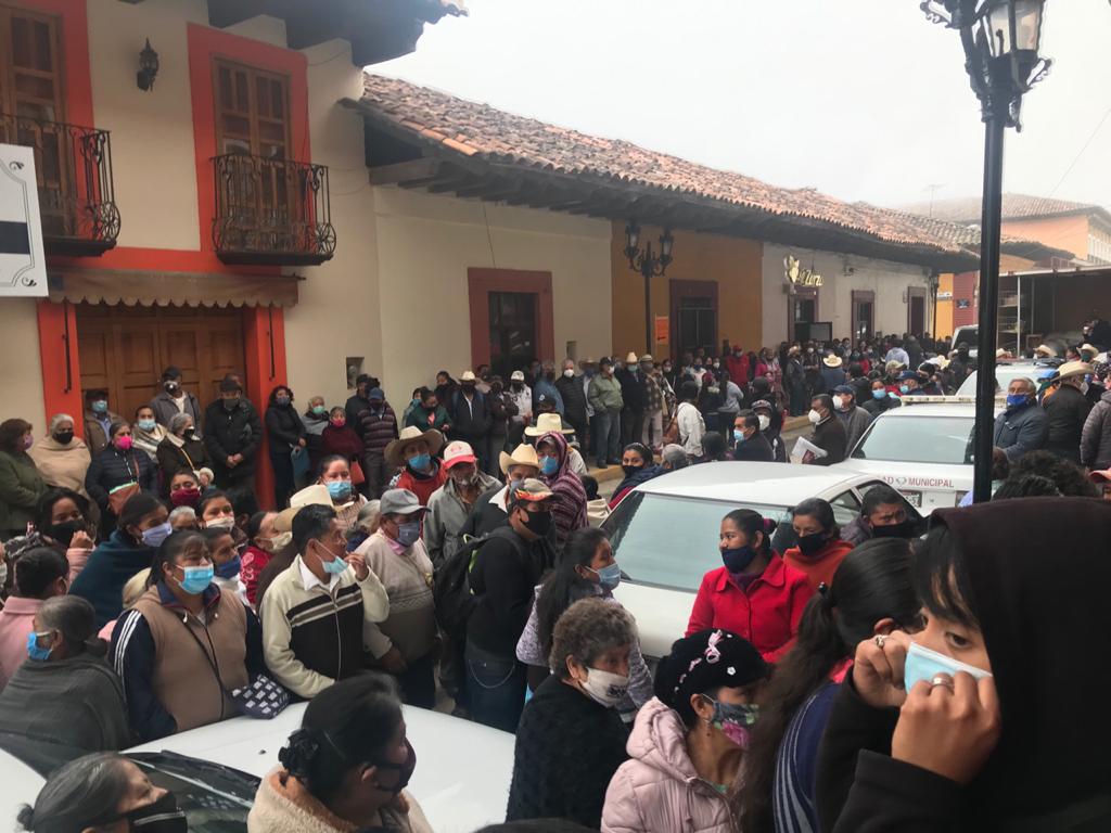 Los beneficiarios denunciaron desorganización y falta de medidas sanitarias. (Jaime Zambrano)