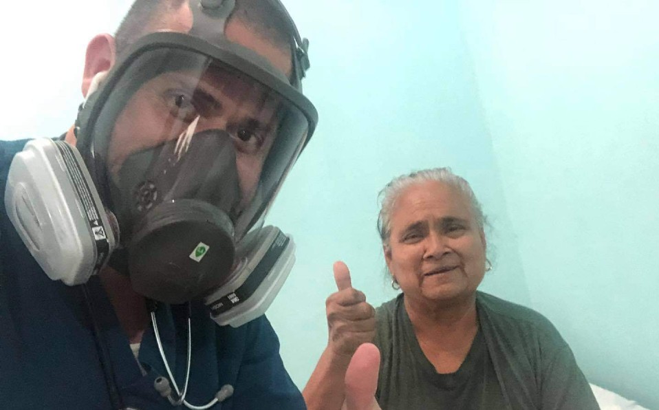 Doctor atiende a pacientes covid a domicilio