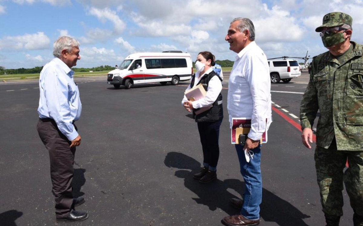 López Obrador llegando a Villahermosa para atender la emergencia en Tabasco. (Rafael Montes)