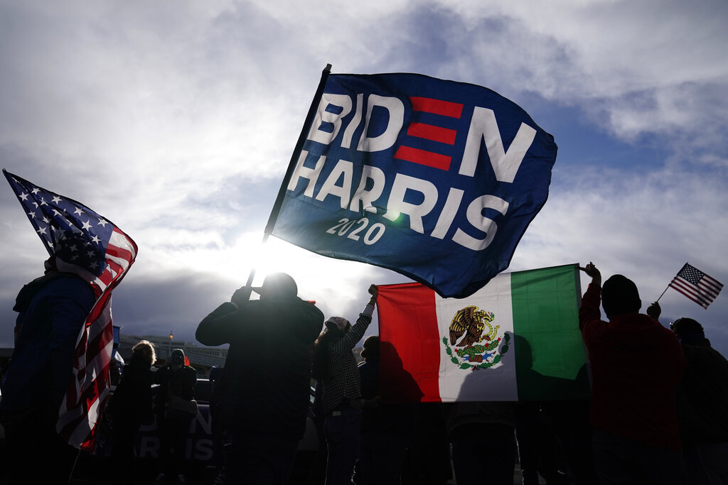 Mexicanos en Las Vegas celebran la victoria de Joe Biden en la presidencia de EU. (AP)