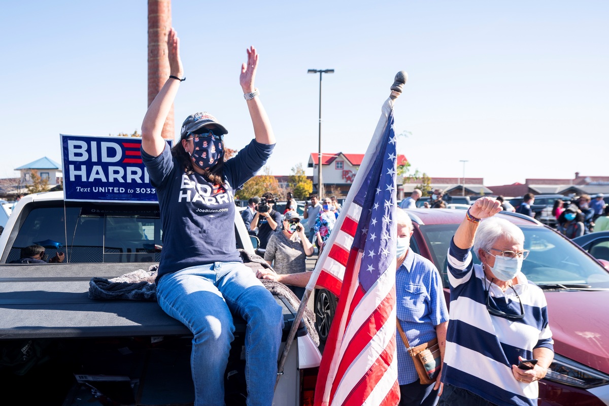 Personas celebran el triunfo de Joe Biden en Wilmington, Delaware