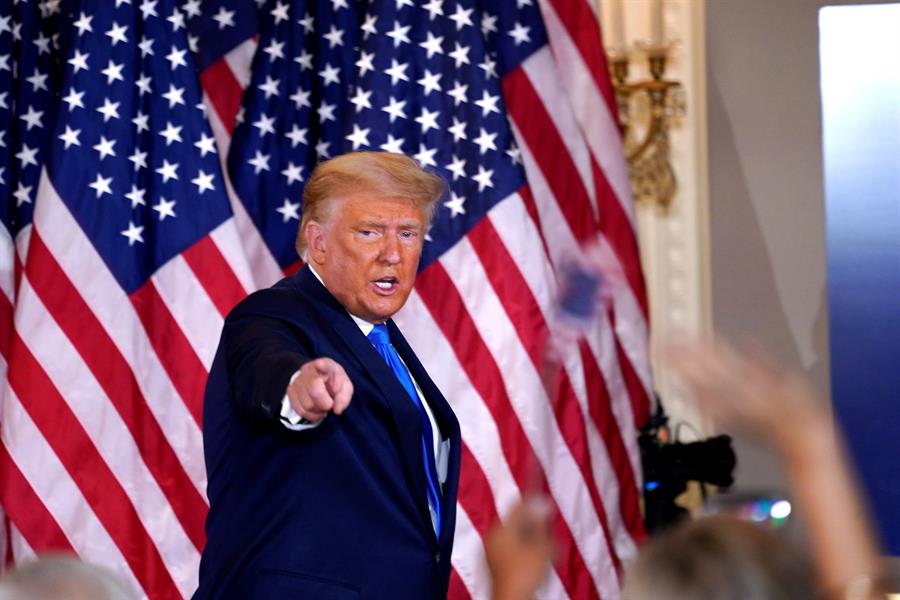 El presidente Donald Trump durante su intervención en la noche electoral en la Casa Blanca en Washington. (EFE)