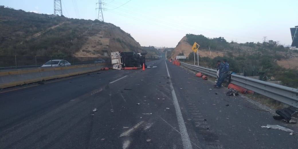 La vía será reabierta cuando los bomberos concluyan la revisión de los tanques de gas.
