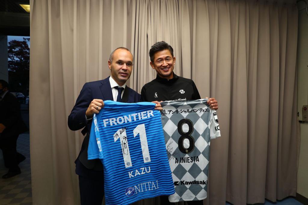 Andrés Iniesta y Kazuyoshi Miura (Twitter: @andresiniesta8)