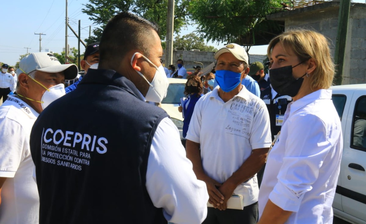 Desinfectan tianguis en Ciudad Victoria (foto/cortesía)