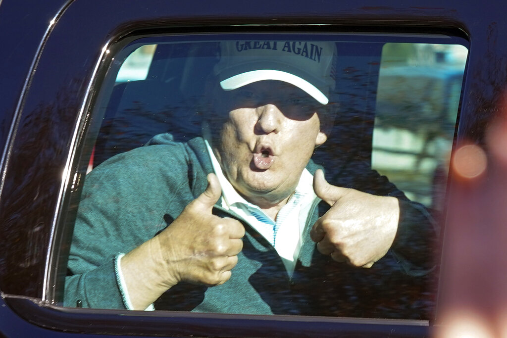 Donald Trump saludando a sus simpatizantes a las afueras de su campo de golf en Virginia. (AP)