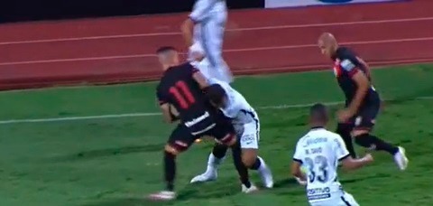 Jugador de Corinthians pierde dientes luego de fuerte choque con un rival (Especial)