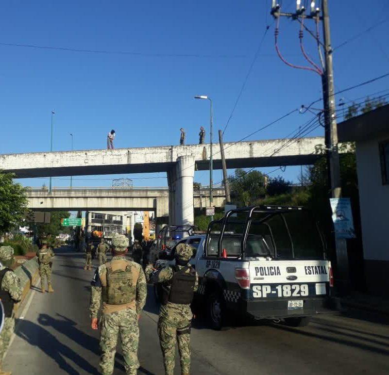 Policías apoyaron en las labores de rescate.