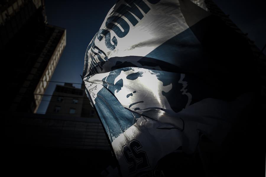 Bandera de Diego Maradona afuera de la Clínica Olivos (Imago7)