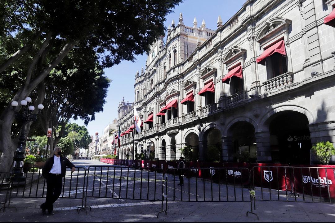 Colocación de vallas en las inmediaciones del Zócalo. (Agencia Enfoque)