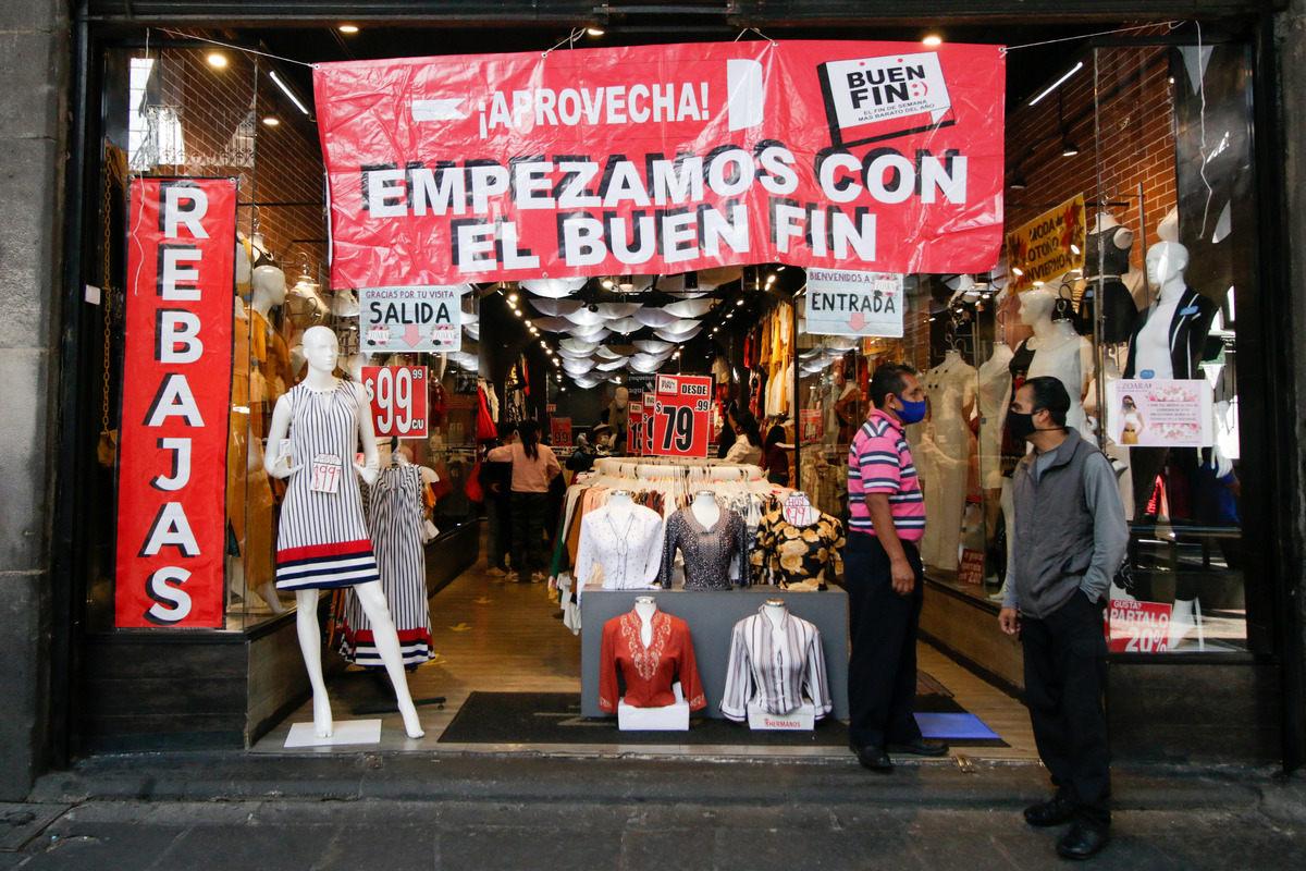 Comercios del Centro Histórico colocan publicidad del buen fin. (Agencia Enfoque)