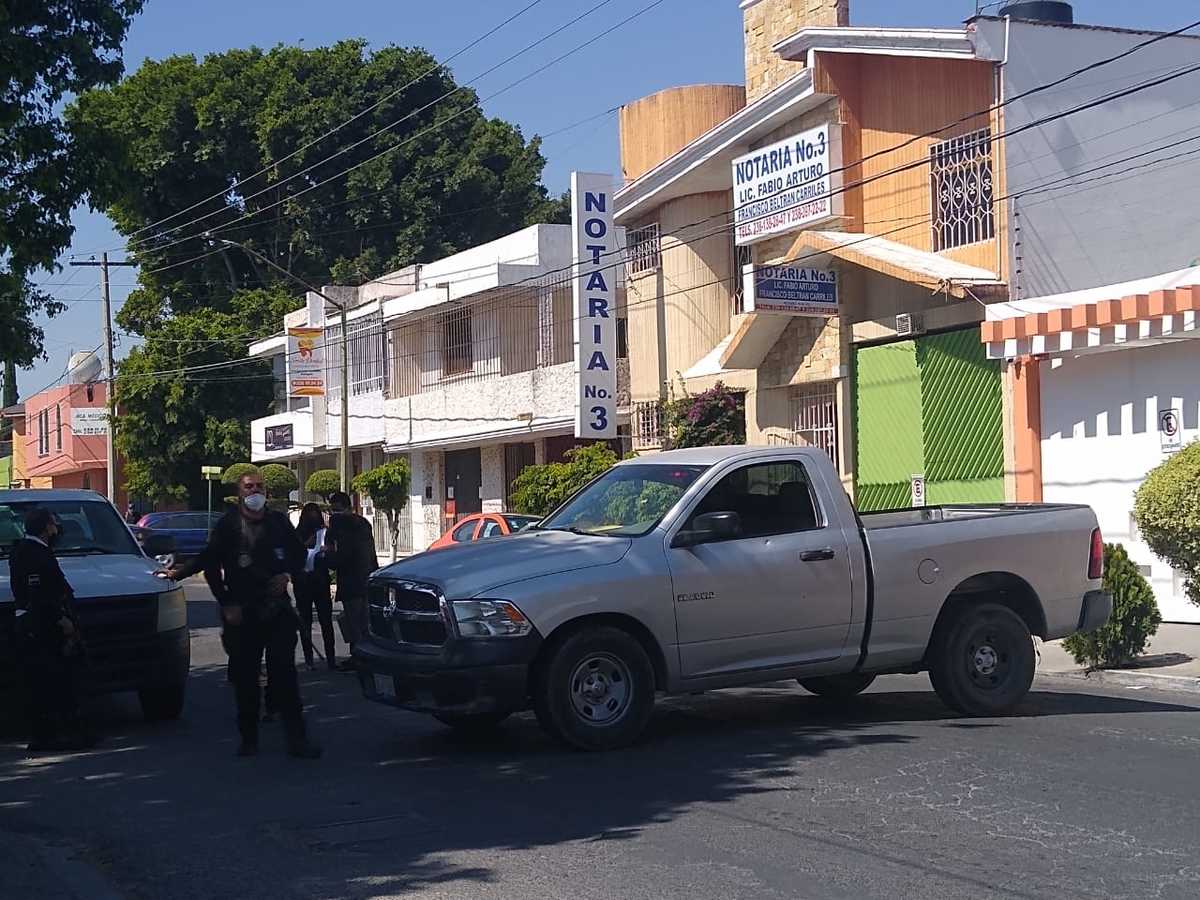 Elementos de la AEI realizan diligencia en la notaría Pública 3 de Tehuacán. (Apolonia Amayo)
