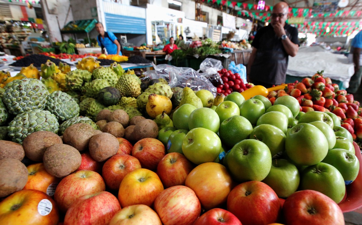 Los productos con mayor alza mensual de los precios fueron: electricidad, jitomate, cebolla, entre otros. Foto: (Reuters)