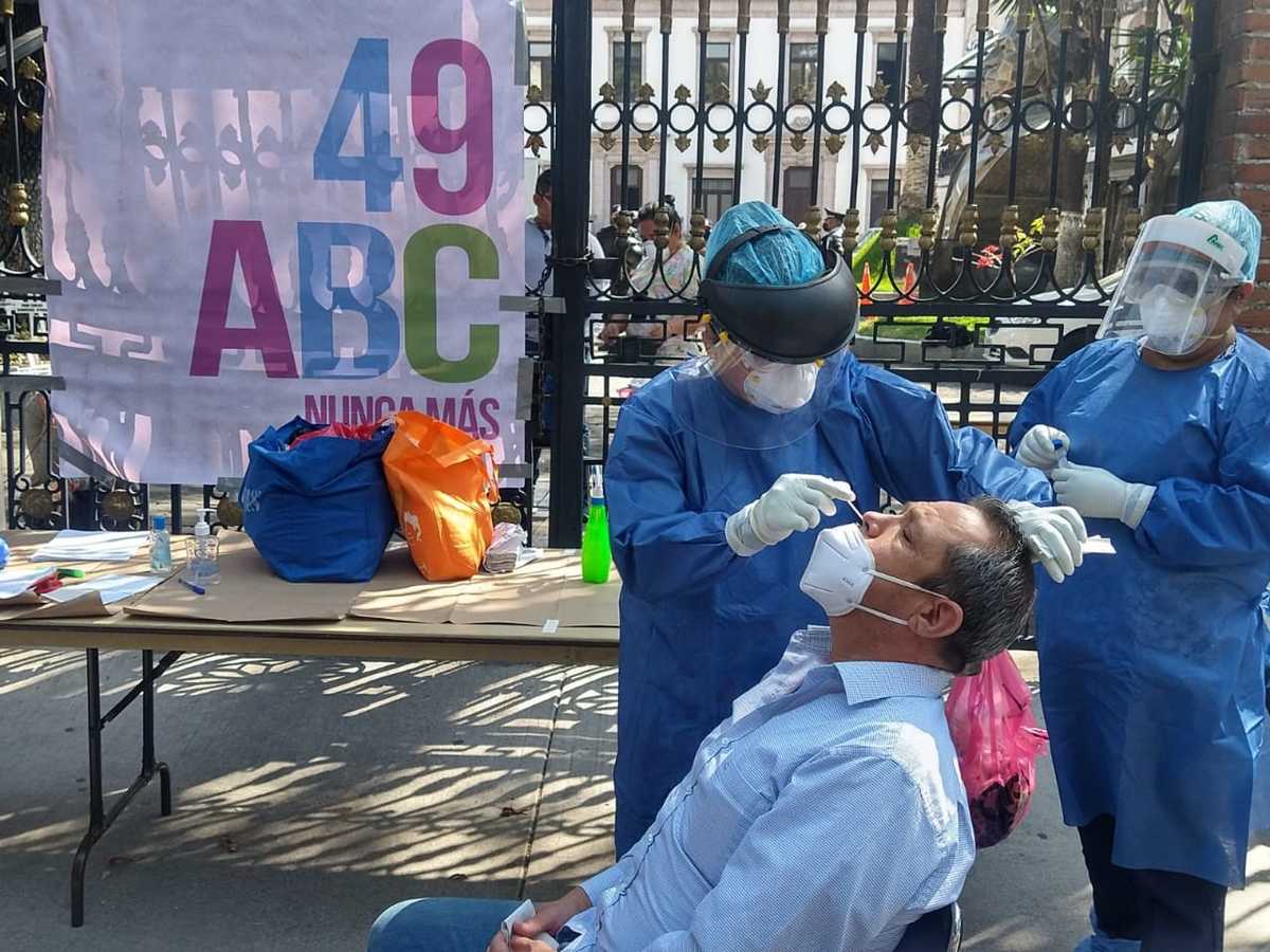 Las pruebas son aplicadas afuera de la Segob. / César Velázquez
