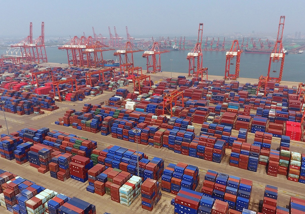 Vista aérea de un puerto de contenedores en la ciudad de Tangshan, provincia de Hebei, en el norte de China, el 16 de julio de 2020. (Xinhua/Yang Shiy