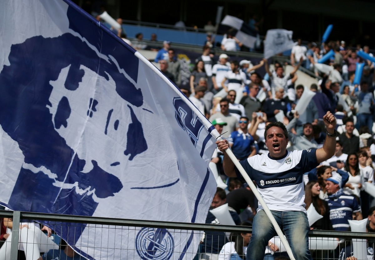 Afición de Gimnasia ondea bandera de Maradona (Reuters)
