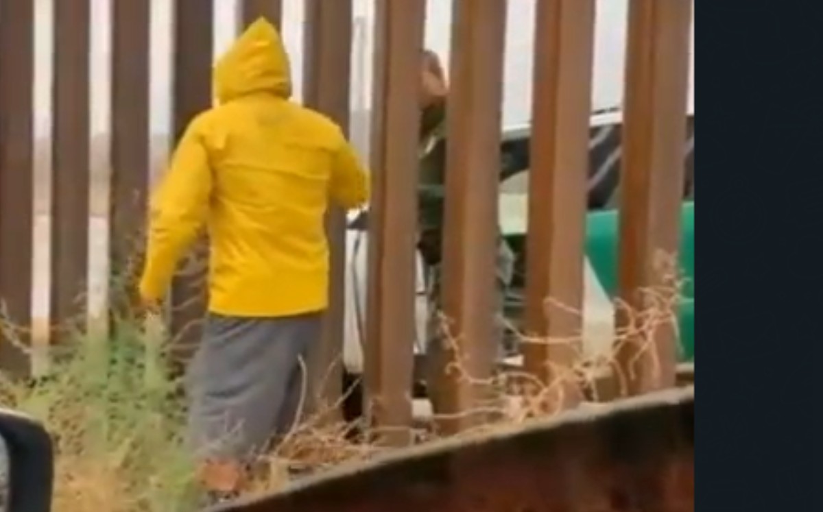 El agente fronterizo compró un tamal a través del muro fronterizo. (Especial)