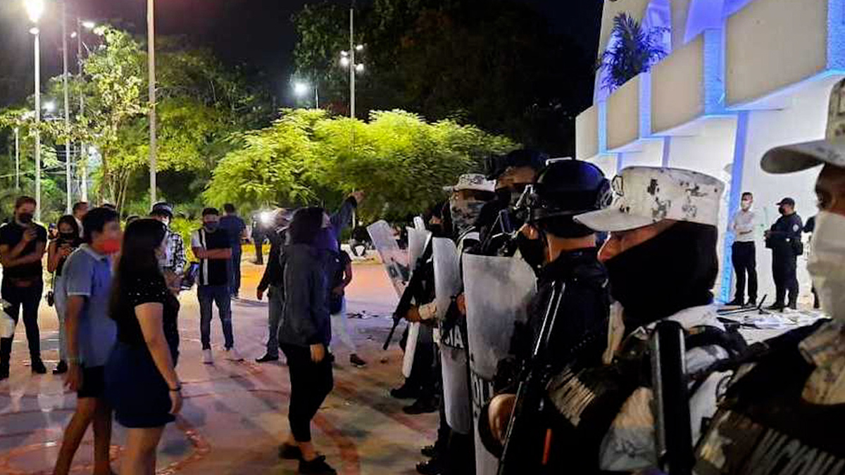Agresión a manifestantes en Cancún, una estupidez: Capella; investigan a 6 policías