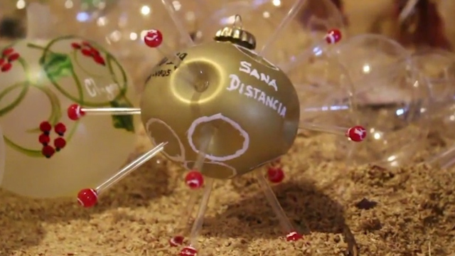 Artesano crea esfera en forma de coronavirus en Chignahuapan