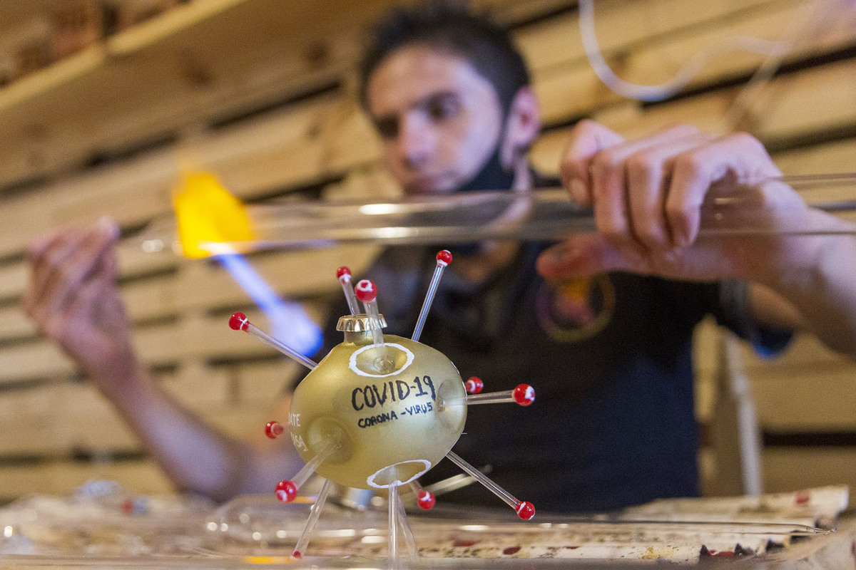 Carlos Alfredo Cruz Ramírez, fabrica una esfera alusiva al covid-19. (Andrés Lobato)