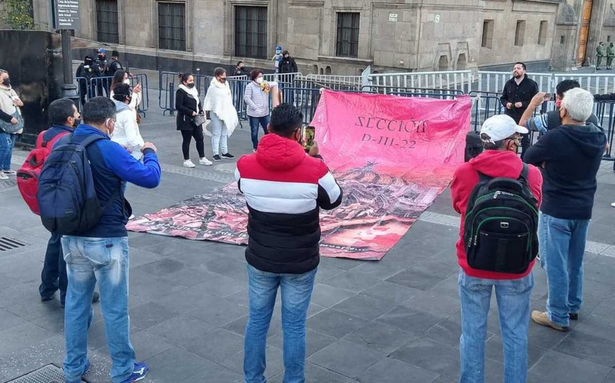 En CdMx, trabajadores del INBAL protestan frente a Palacio Nacional