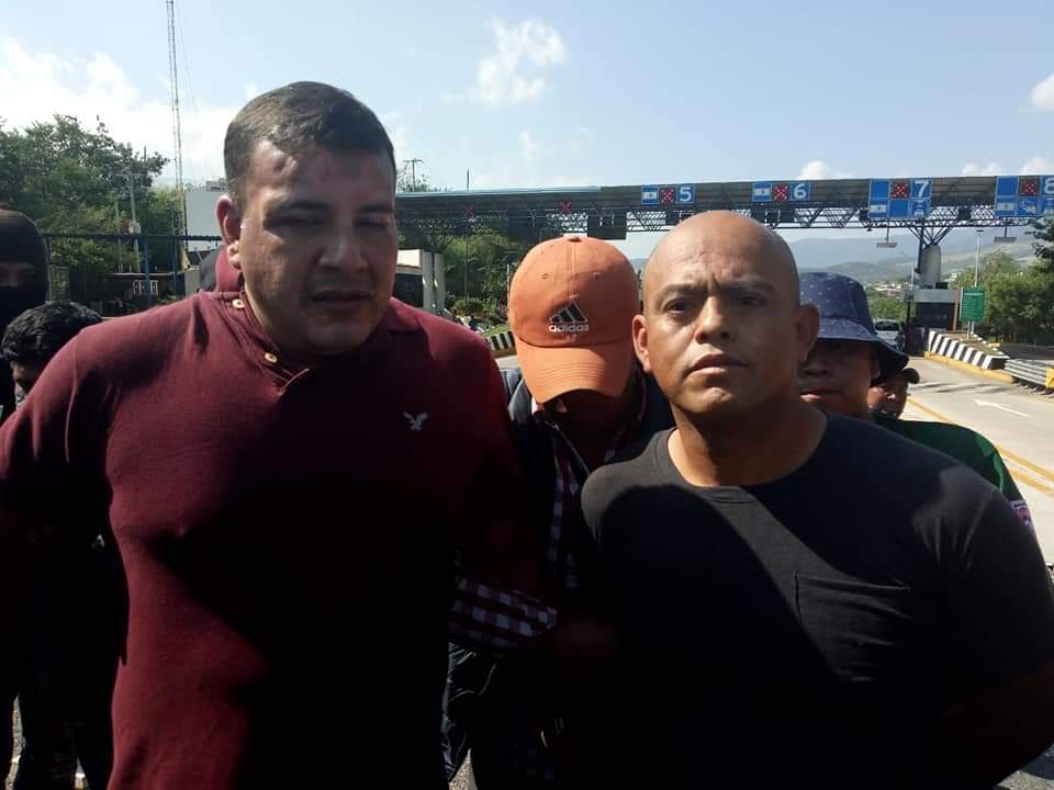 Dos militares fueron retenidos por indígenas que se manifestaban en una caseta de cuota. (Abraham Jiménez)