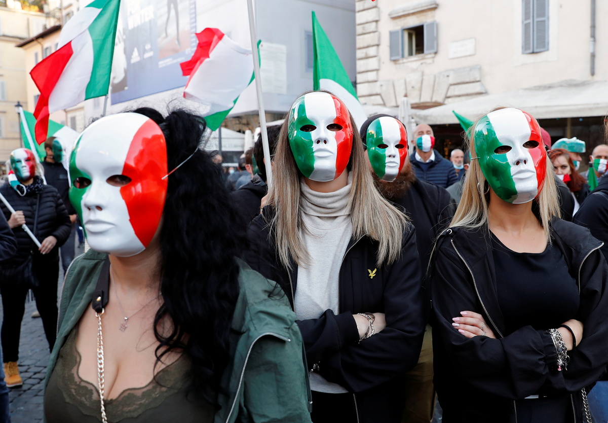 Personas marchan en  Italia contra de las nuevas medidas de restricción impuestas por el gobierno para evitar el incremento de contagios por covid-19 