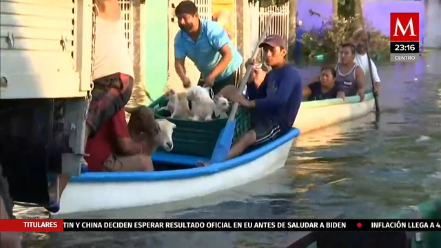 Rescatan con lanchas a mascotas tras inundaciones en Tabasco