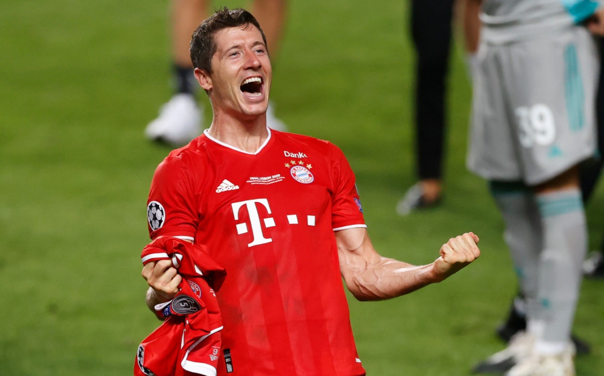 Robert Lewandowski recibe Balón de Oro hecho de figuras Lego (AFP)