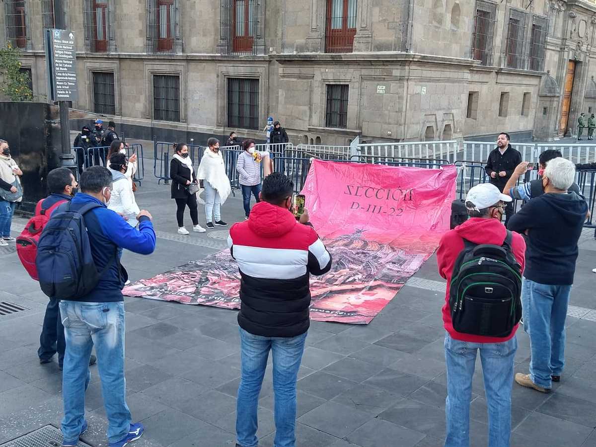 Trabajadores del INBAL se manifiestan al exterior de Palacio Nacional,