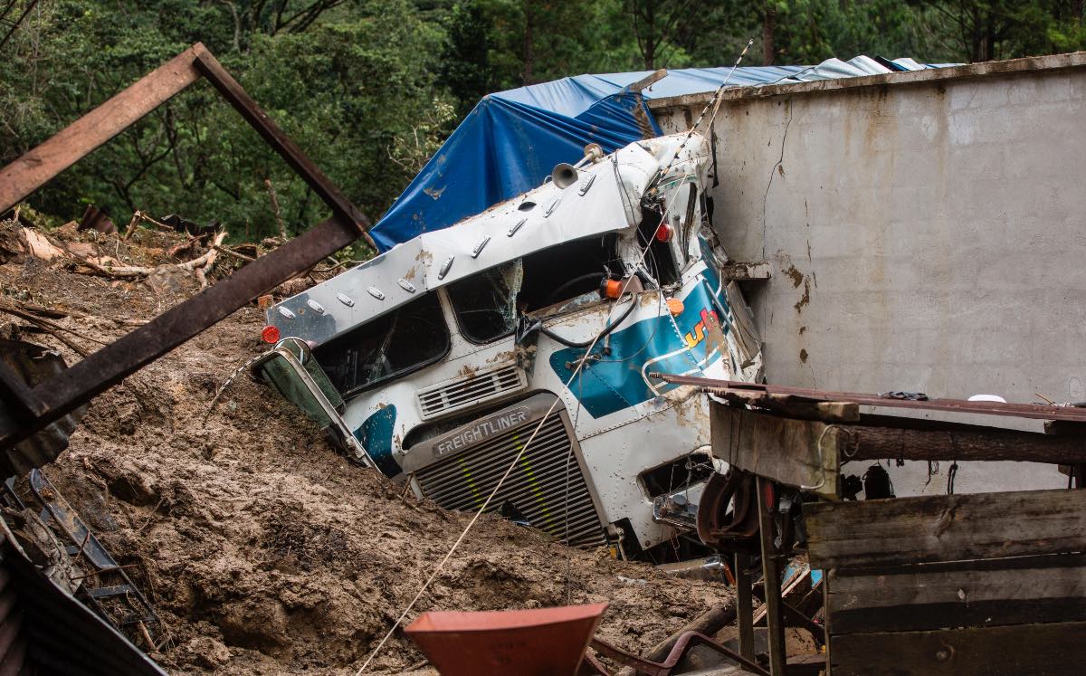 Un camión sepultado por los derrumbes provocados por ETA en San Cristobal Verapaz, Guatemala. (AFP)
