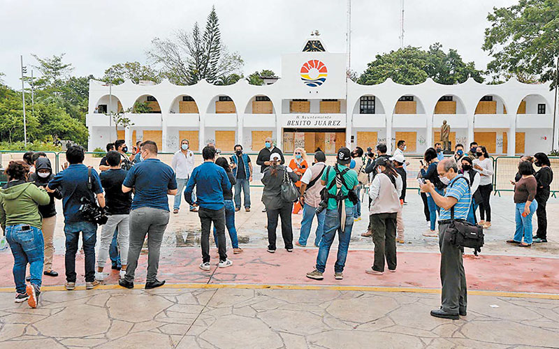 Periodistas protestan ante el palacio municipal de Cancún por la agresión del lunes. (EFE)