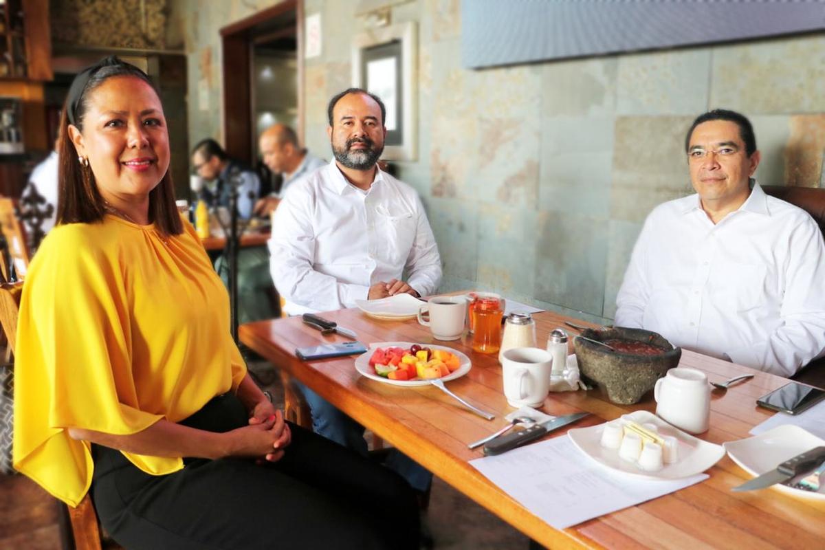Reunión en Nayarit entre dirigentes locales del PRI, Enrique Díaz, del PAN, Juan Guerrero y del PRD, Beatriz Zamora. (Especial)