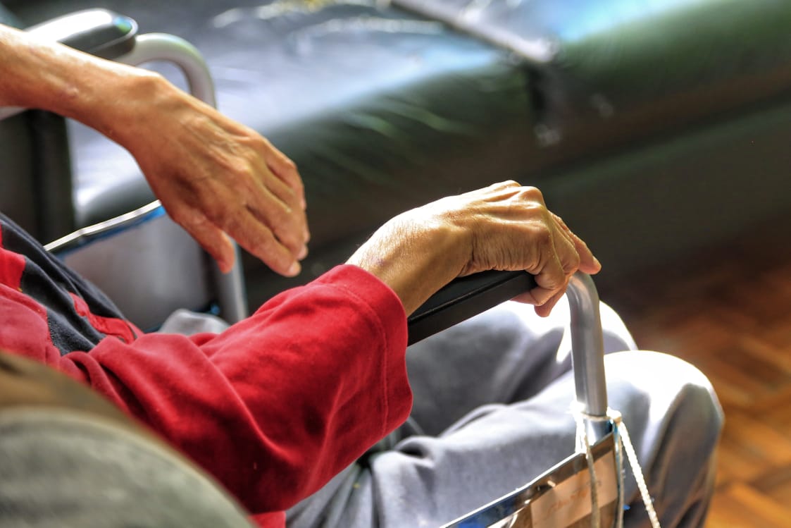 La visita de familiares un alimento para abuelitos en asilo. (Andrés Lobato)