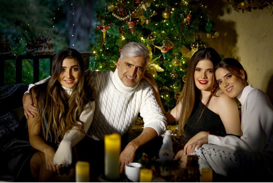 Alejandro Fernández canta "Blanca Navidad" junto a sus hijas: América, Camila y Valentina (ESPECIAL).
