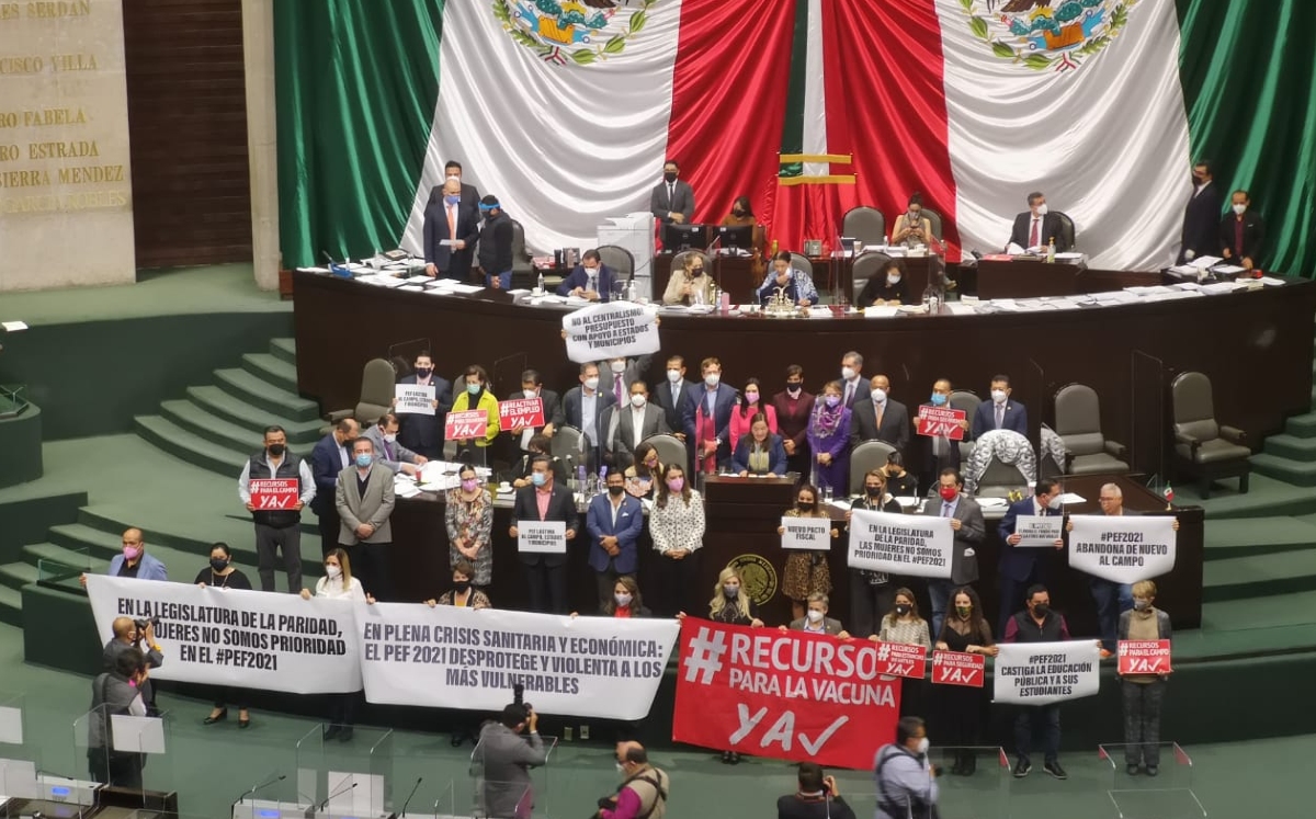 Con carteles y mantas, los legisladores se manifestaron en la tribuna. (Fernando Damián)