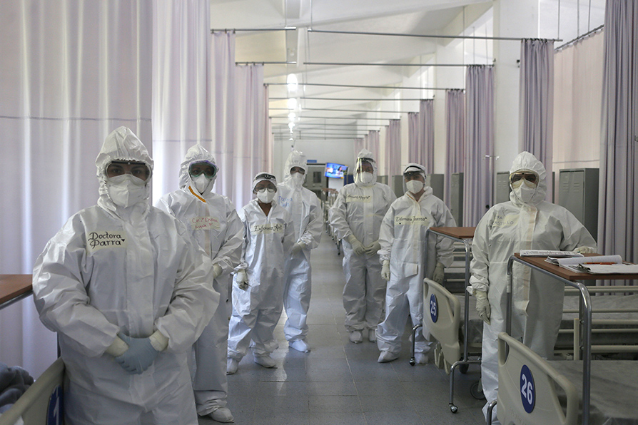 Al comienzo de la jornada los médicos utilizan el traje Tyvek, dobles guantes, gorro, mascarilla y googles. ( Ariana Pérez)